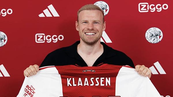 Davy Klaassen met Ajax-shirt — Amsterdam Hair Institute