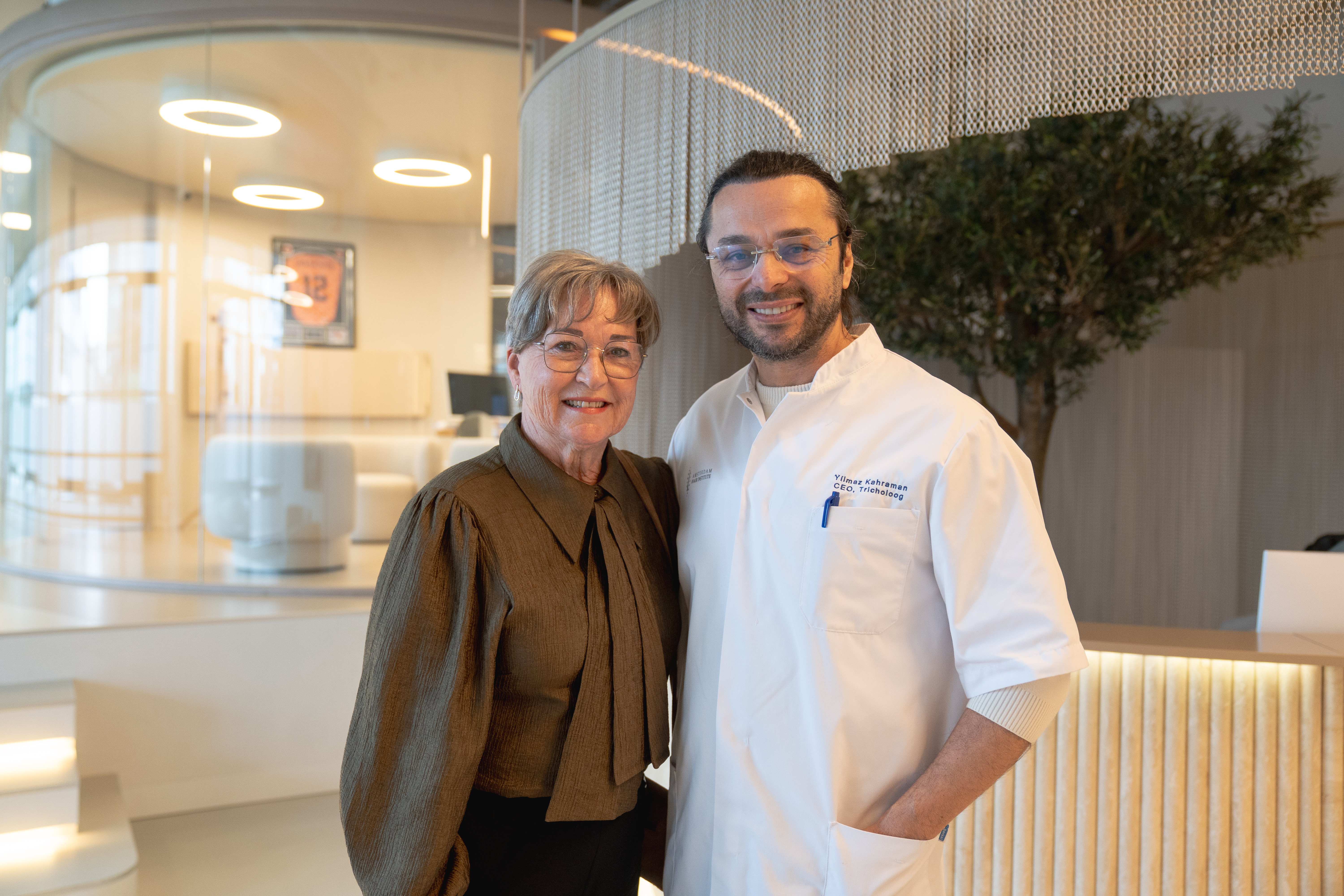 AHI – Trudy & Yilmaz 8 Trudie 75 haartransplantatie vrouw resultaat met Yilmaz Kahraman Amsterdam Hair Institute FUE CT