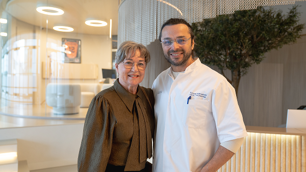 Trudie (75) met Yilmaz Kahraman – haartransplantatie vrouw resultaat | Amsterdam Hair Institute