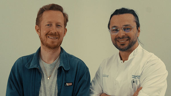 Robert de Hoog 10 maanden na haartransplantatie samen met specialist Yilmaz Kahraman bij Amsterdam Hair Institute