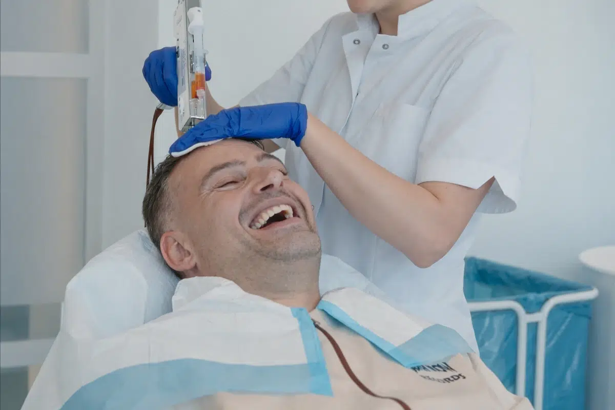 Cliënt tijdens het nazorgtraject na een FUE CT haartransplantatie bij Amsterdam Hair Institute