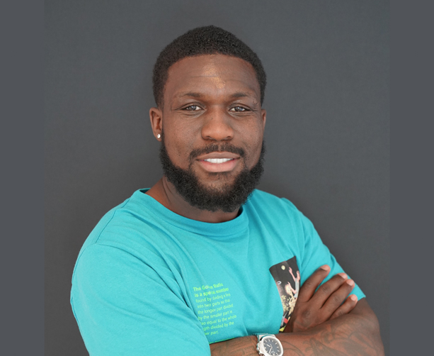Portret van Royston Drenthe na een FUE CT haartransplantatie bij kroeshaar en afro haar door Amsterdam Hair Institute.