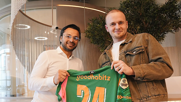 Niek Schiks overhandigt zijn PSV-keepersshirt aan Amsterdam Hair Institute na zijn haartransplantatie