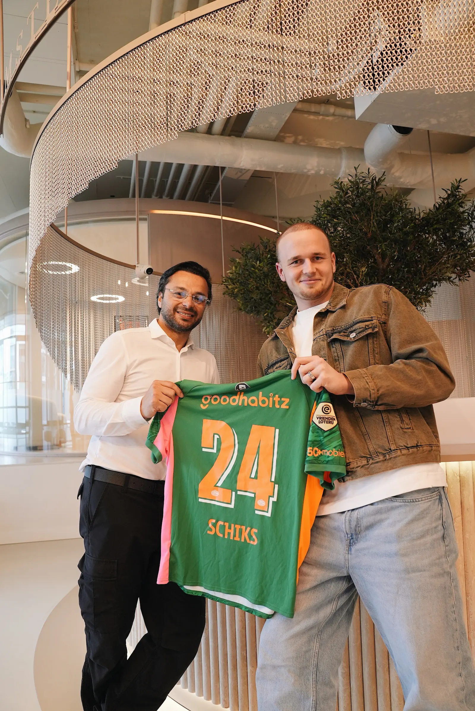 Niek Schiks met zijn PSV-keepersshirt bij Amsterdam Hair Institute, drie weken na zijn haartransplantatie