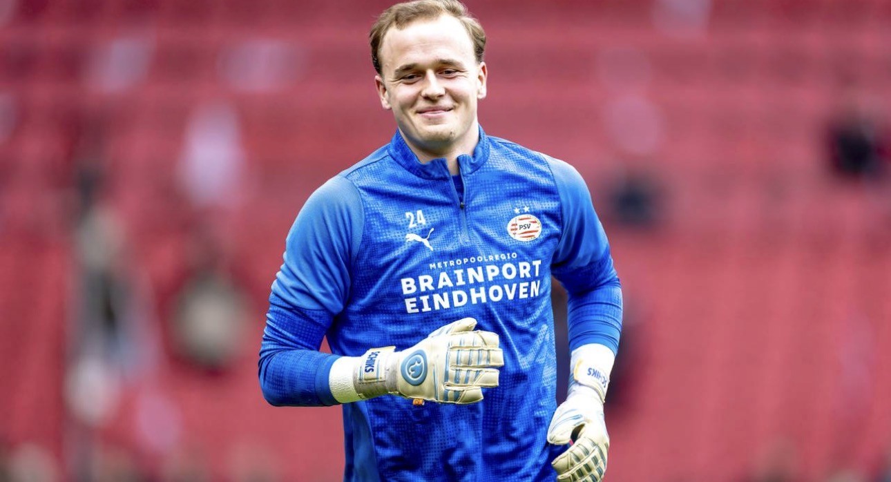 PSV-doelman Niek Schiks tijdens de warming-up vóór zijn haartransplantatie